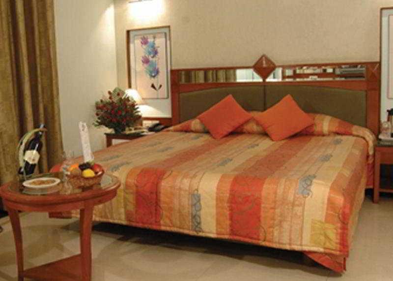 J P Cordial Hotel Bangalore Buitenkant foto