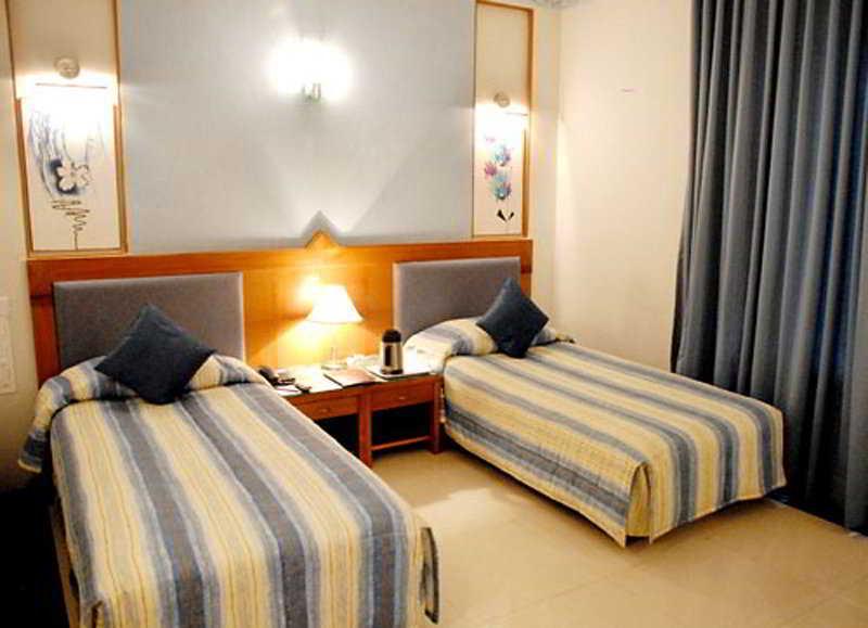 J P Cordial Hotel Bangalore Kamer foto