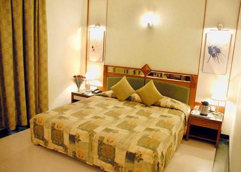 J P Cordial Hotel Bangalore Kamer foto