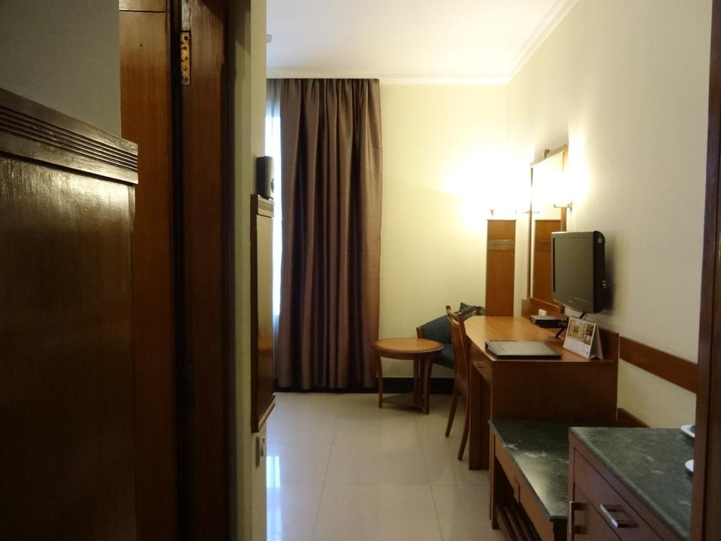 J P Cordial Hotel Bangalore Buitenkant foto