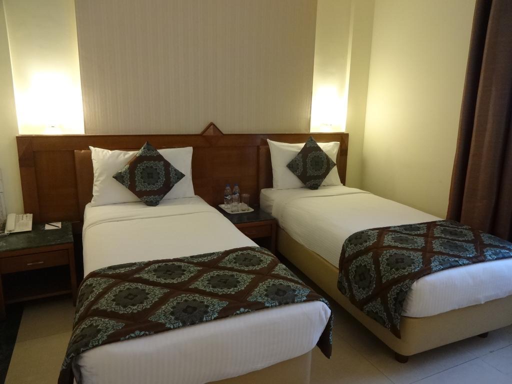J P Cordial Hotel Bangalore Buitenkant foto