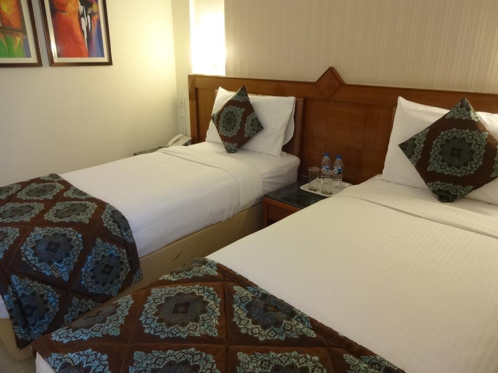 J P Cordial Hotel Bangalore Buitenkant foto