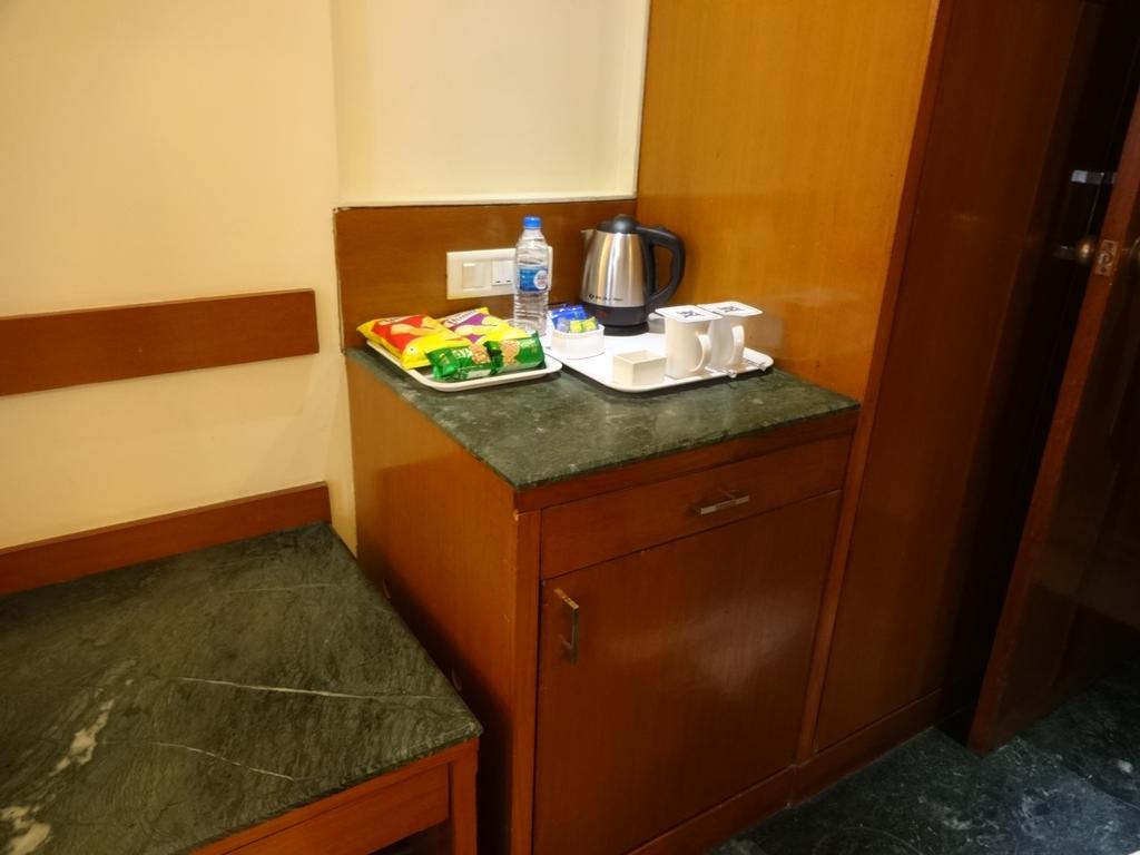 J P Cordial Hotel Bangalore Buitenkant foto