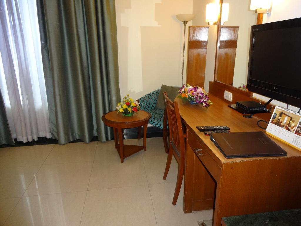 J P Cordial Hotel Bangalore Buitenkant foto