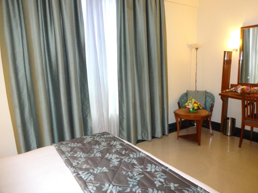 J P Cordial Hotel Bangalore Buitenkant foto