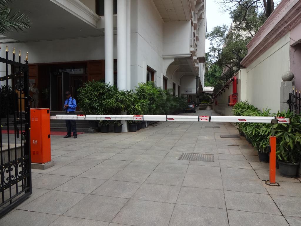 J P Cordial Hotel Bangalore Buitenkant foto