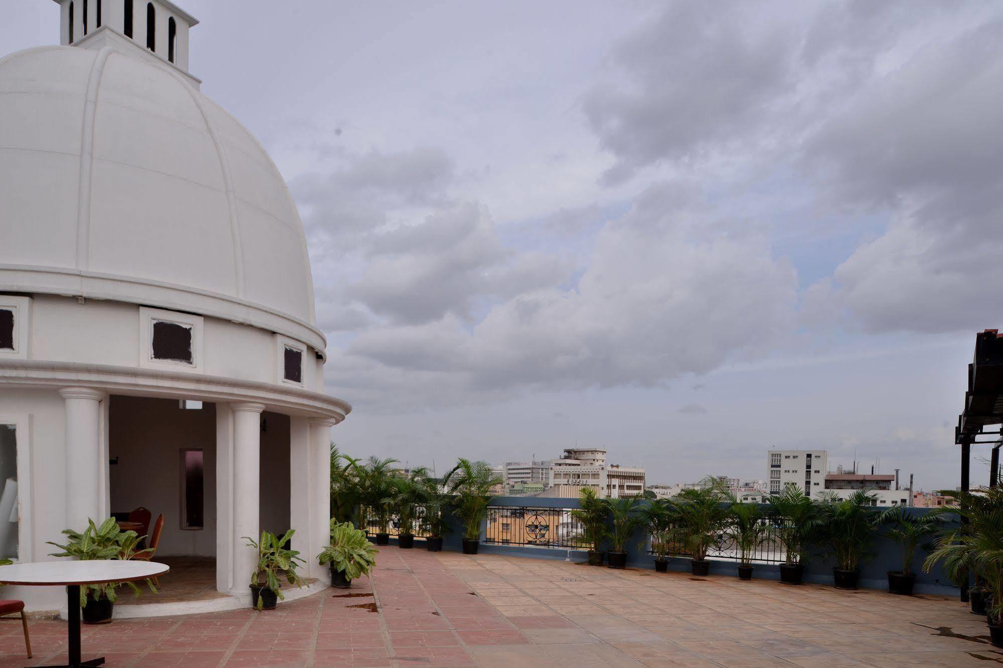 J P Cordial Hotel Bangalore Buitenkant foto