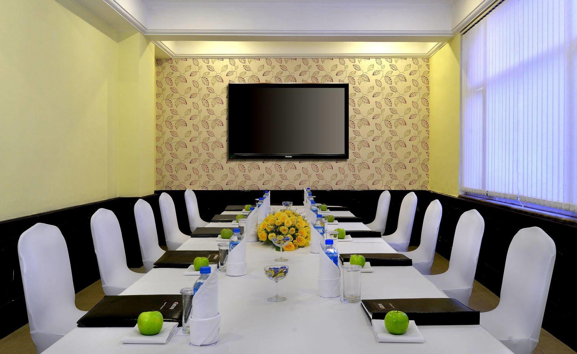 J P Cordial Hotel Bangalore Buitenkant foto