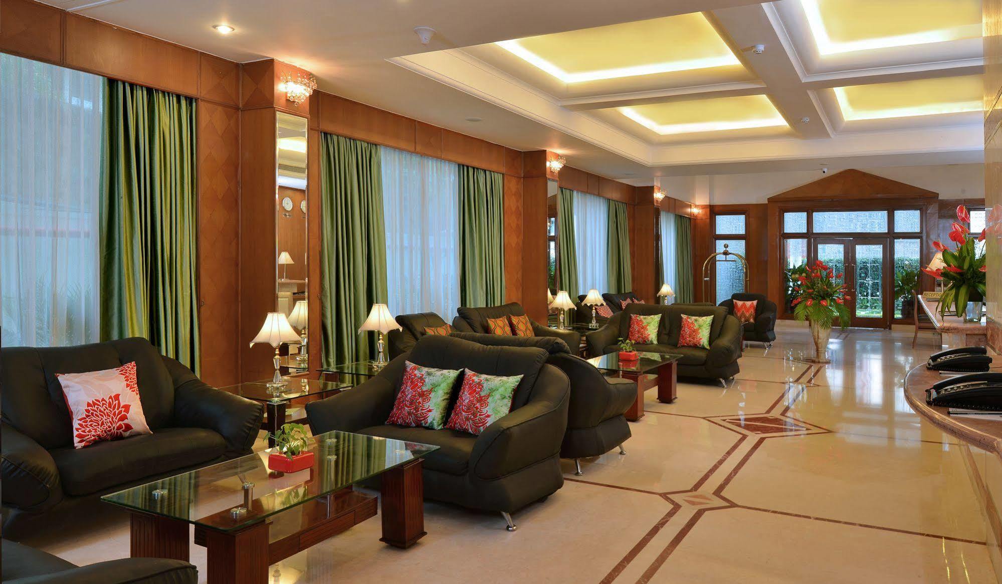 J P Cordial Hotel Bangalore Buitenkant foto