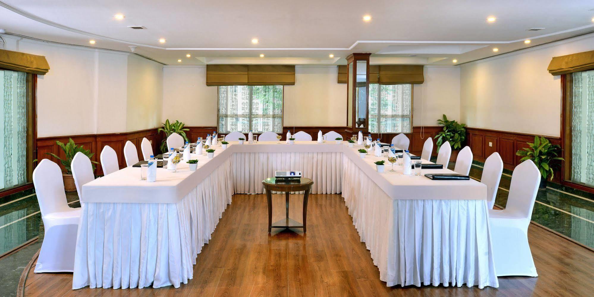 J P Cordial Hotel Bangalore Buitenkant foto